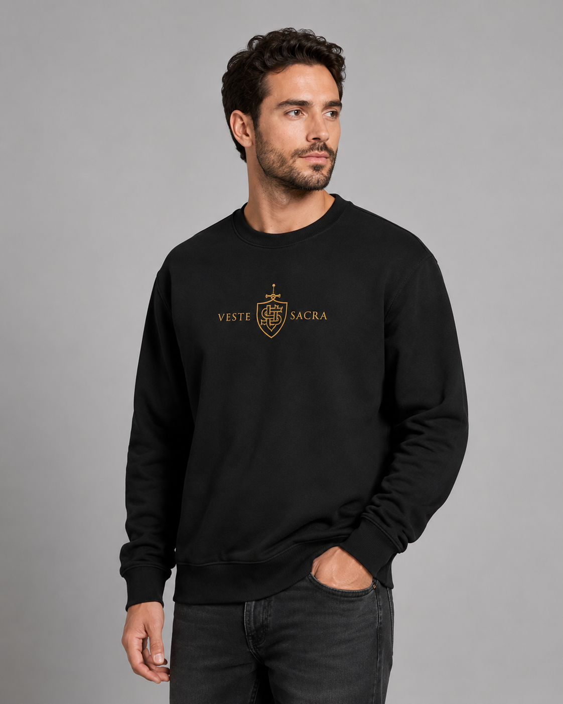 Moletom preto VESTE SACRA no corpo